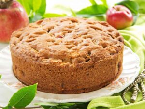 una torta di mele su un piatto