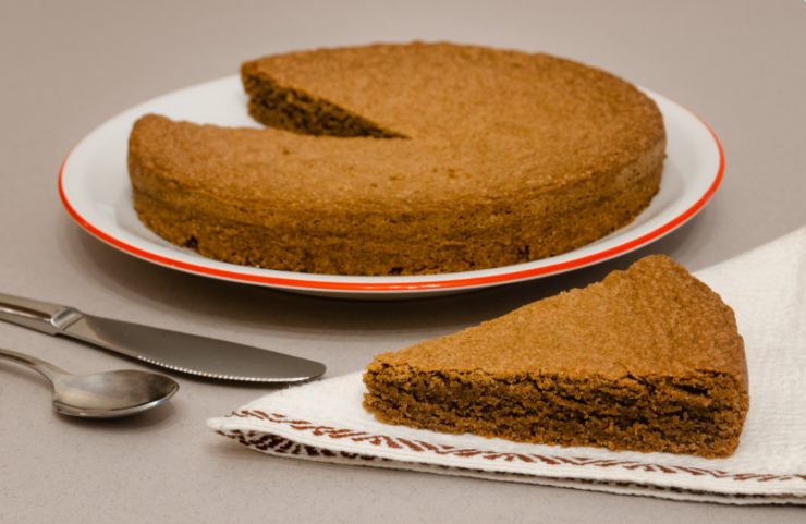 torta e accanto una fetta della stessa torta su un tovagliolo