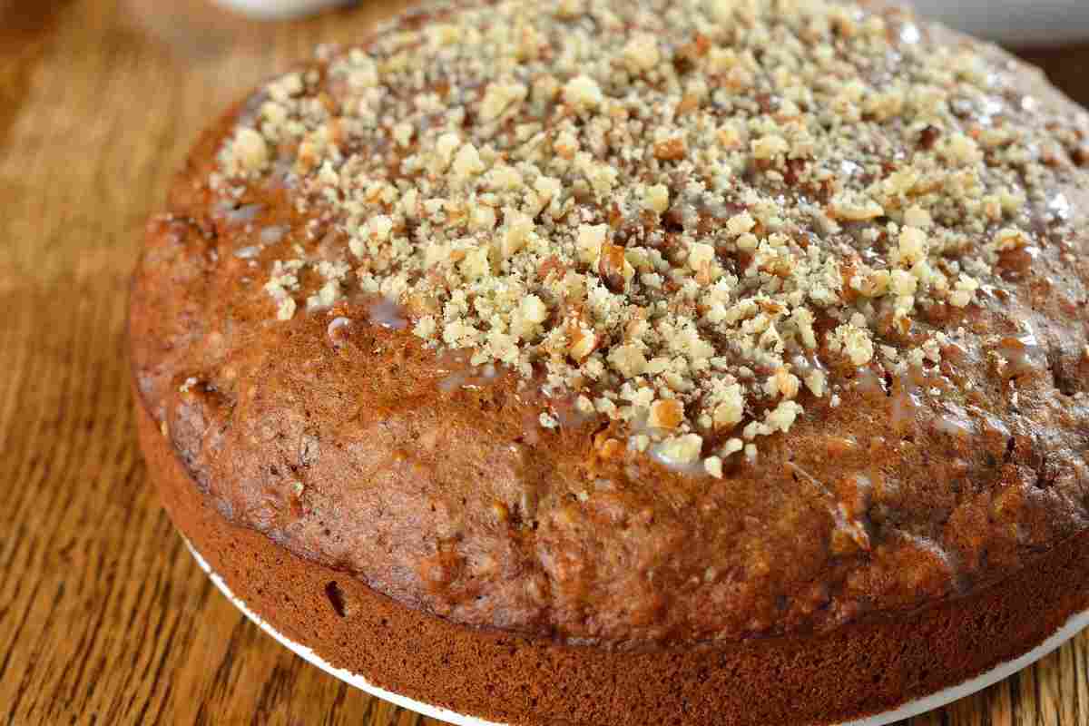 una torta con granella di noci