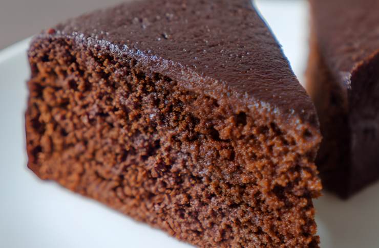 fetta di torta al cioccolato su un piatto 