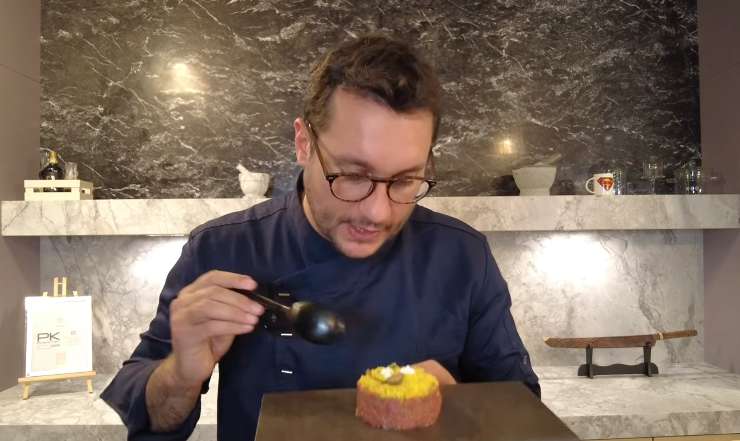 ragazzo assaggia ricetta