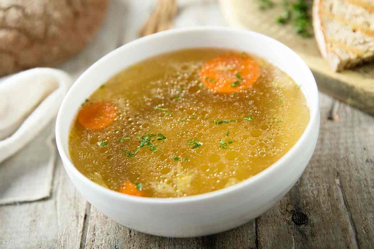 brodo di verdure in una ciotola
