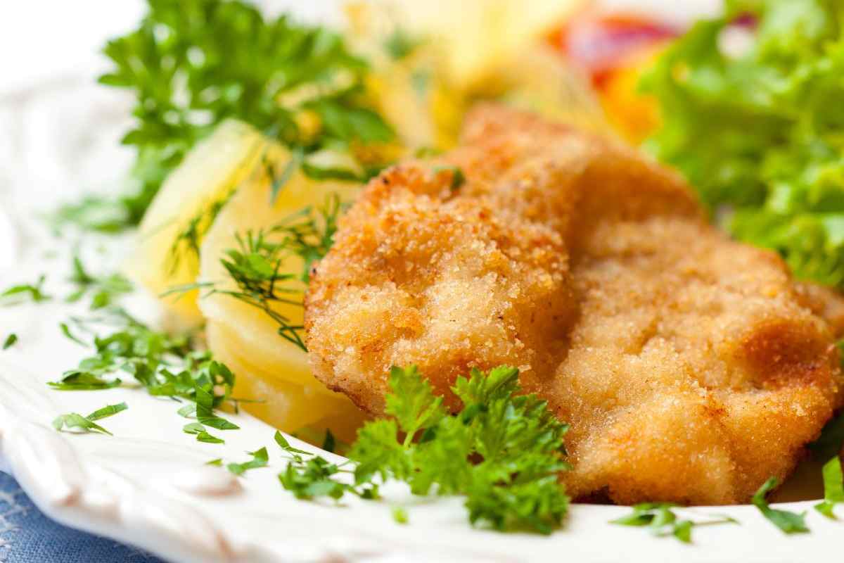 cotolette con insalata e patate