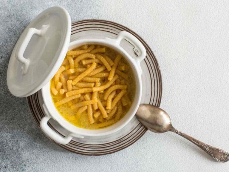 Ricetta del giorno: i passatelli in brodo per combattere il freddo, facilissimi e gustosi