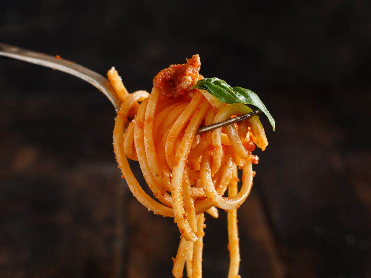 forchettata di spaghetti al pomodoro