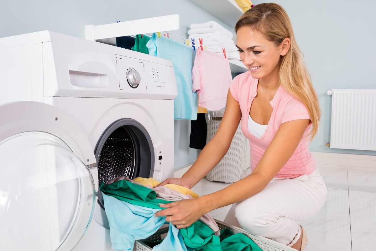 donna carica la lavatrice