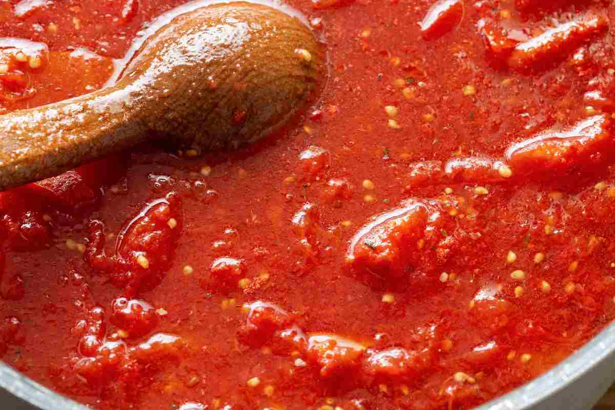 sugo di pomodoro in cottura