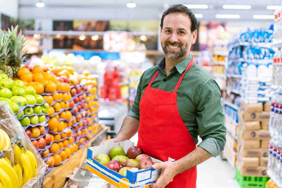 commesso del supermercato sorride