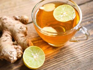tazza con tisana zenzero e limone