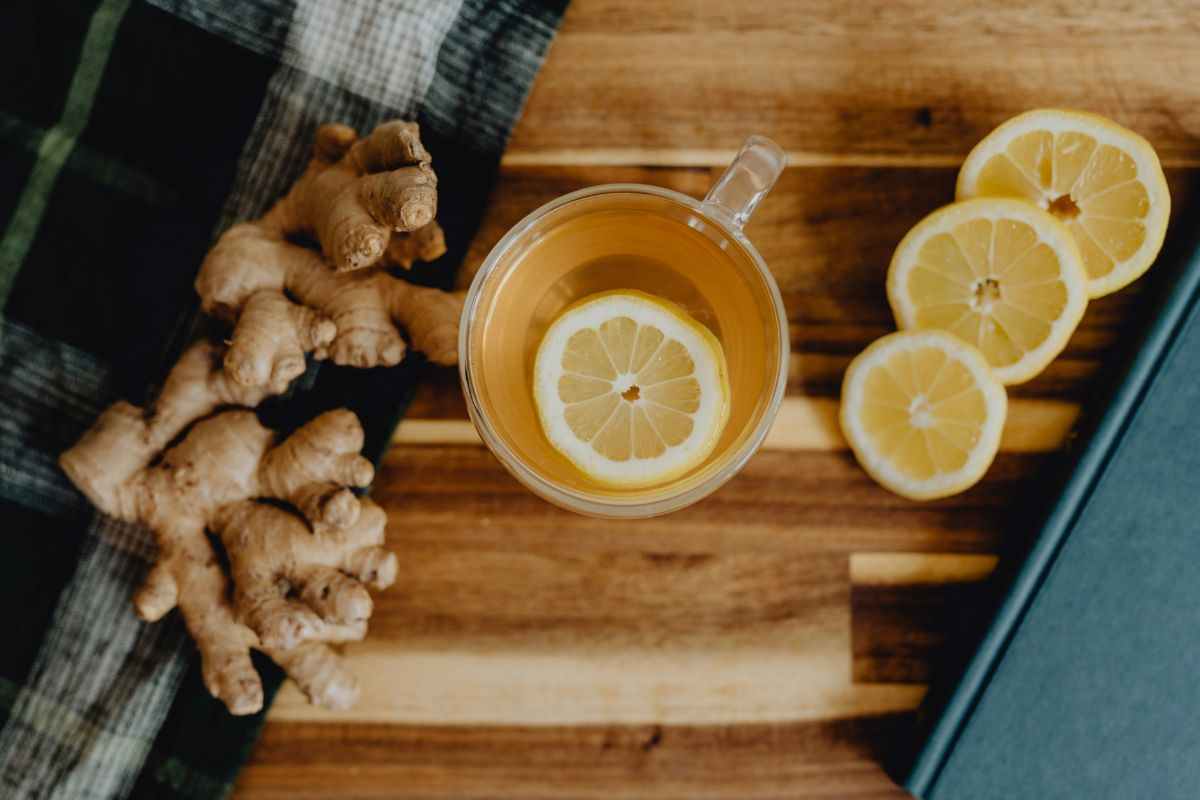 tisana zenzero e limone su un tagliere